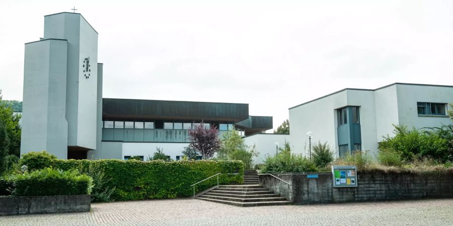 Der Gemeindeplatz und im Hintergrund die römisch-katholische Kirche St.Wendelin in Gipf Oberfrick.