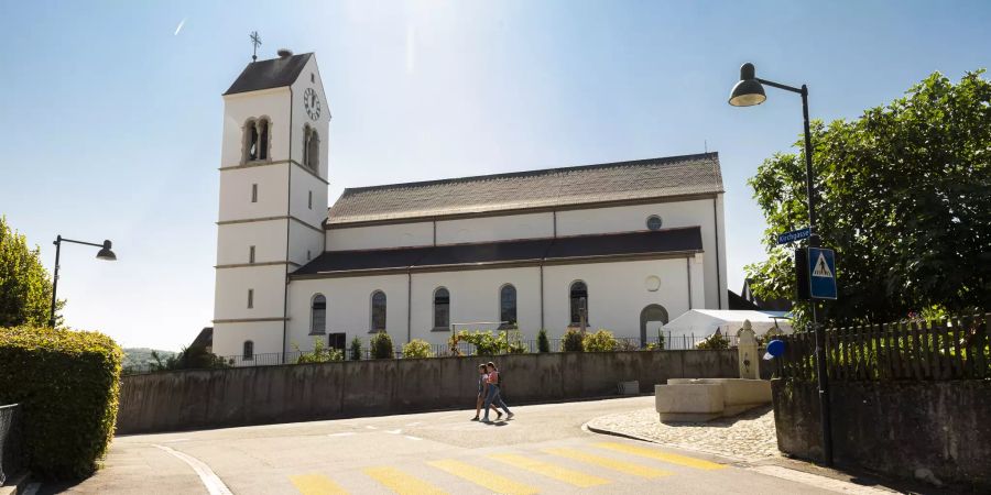 Katholische Kirche St. Peter und Paul in Oberwil. Erbaut 1896 auf Vorgängerbauten des 7. und 14. Jh. sowie von 1696. Krypta mit Steinkistengräbern.