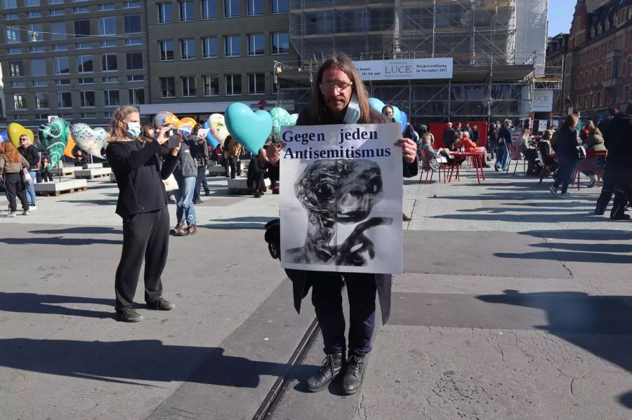 Das «solidarische Bündnis Bern» hat zur Demo in Bern aufgerufen, um ein Zeichen gegen die Corona-Dmeos zu setzen.