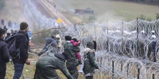 Migranten Anfang November an der belarussisch-polnischen Grenze. Hinter dem Stacheldrahtzaun steht die Polizei. Foto: Leonid Shcheglov/BelTA/AP/dpa Migranten Anfang November an der belarussisch-polnischen Grenze. Hinter dem Stacheldrahtzaun steht die Polizei. Foto: Leonid Shcheglov/BelTA/AP/dpa