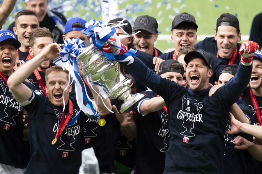 Christian Schwegler und Dave Zibung (r.) strecken die Cup-Trophäe in die Luft.