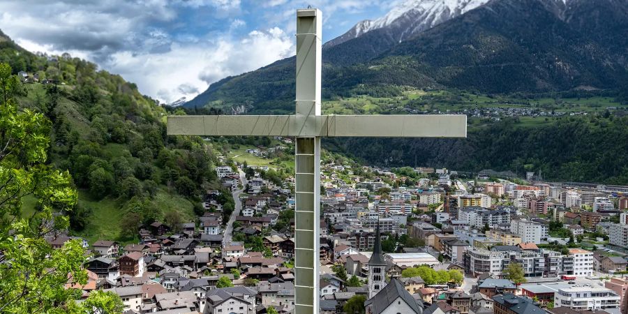 Ein Kreuz oberhalb von Naters soll Naters vor Unheil beschützen.