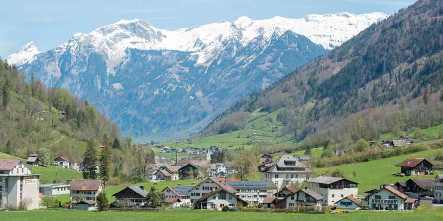 Grosstal Glarus Süd-Rüti mit Blickrichtung nach Glarus.