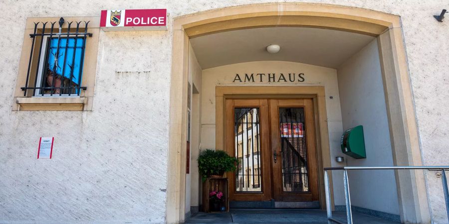 Eingang zum Amtshaus und zur Polizeiwache der Kantonspolizei Bern in Erlach.