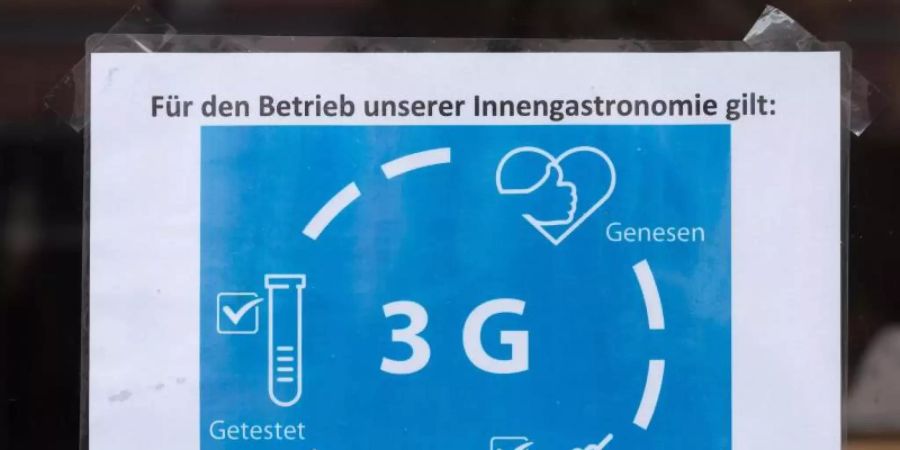 Ein Schild an einem Restaurant weist auf die 3G-Regel für Gäste hin. Foto: Sebastian Kahnert/dpa-Zentralbild/dpa