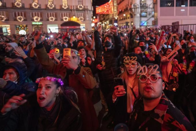 Madrider warten auf der Puerta del Sol gebannt auf das neue Jahr. Madrid