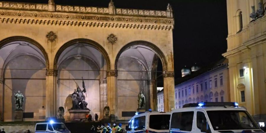 Die Polizei war mit einem zahlreichen Beamten am Münchner Odeonsplatz im Einsatz. Foto: Peter Kneffel/dpa