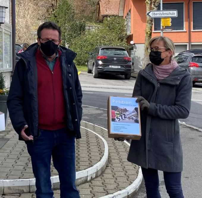 Petitions-Übergabe: Im Frühling hat die SP zusammen mit der EVP Frutigen eine Petition für Tempo 30 an den Gemeinderatspräsidenten von Frutigen, Hans Schmid, übergeben. Nebst ihm ist Vorstan SP Frutigland