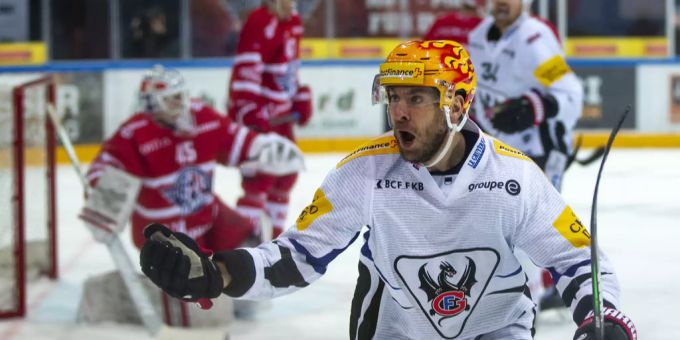 Chris DiDomenico bejubelt seinen Treffer für Fribourg Gottéron gegen die Rapperswil-Jona Lakers. Fribourg Gottéron