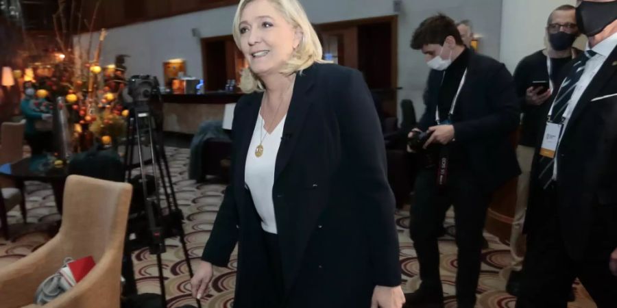 Die Vorsitzende der französischen rechtsextremen Partei Marine Le Pen geht zu einem Briefing mit Reportern. Die Führer der rechtspopulistischen Parteien trafen sich, um zu erörtern, wie sie zusammenarbeiten können, um die Europäische Union zu verändern. Foto: Str/AP/dpa