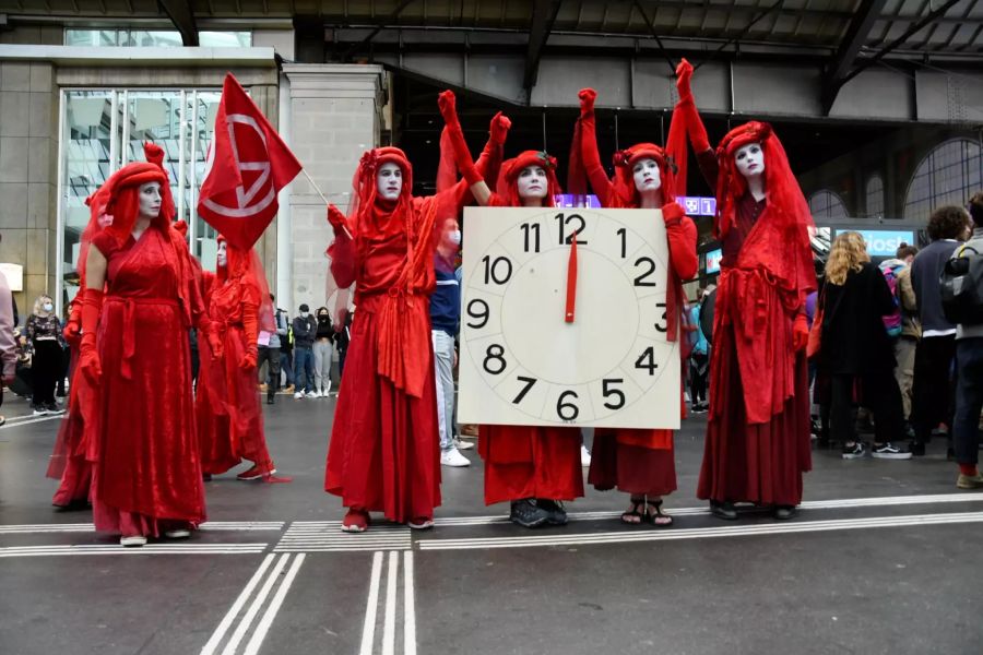 Es ist 12 Uhr – höchste Zeit zu handeln. Auch Theatereinlagen haben nicht gefehlt.