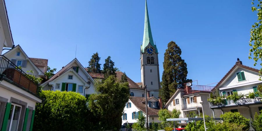 Dorfmitte Horgen mit Aussicht auf die reformierte Kirche.