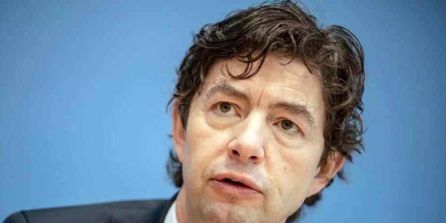 Christian Drosten, Direktor Institut für Virologie der Charité Berlin, bei einer Pressekonferenz. In der Debatte um die Impfquote in Deutschland nimmt der Virologe das Robert Koch-Institut (RKI) in Schutz. Foto: Michael Kappeler/dpa