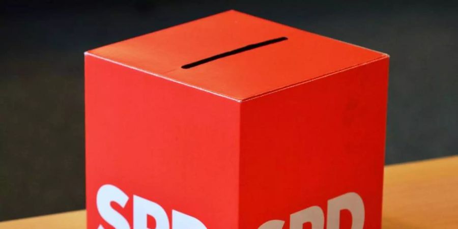 Eine Wahlurne mit der Aufschrift «SPD». In Nordrhein-Westfalen und Baden-Württemberg zeigen aktuelle Umfragen deutliche Zuwächse für die Sozialdemokraten. Foto: Martin Schutt/dpa-Zentralbild/dpa