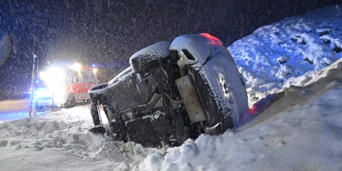 Die verletzten Fahrzeuginsassen konnten sich selbstständig aus dem Auto befreien. Kantonspolizei Graubünden