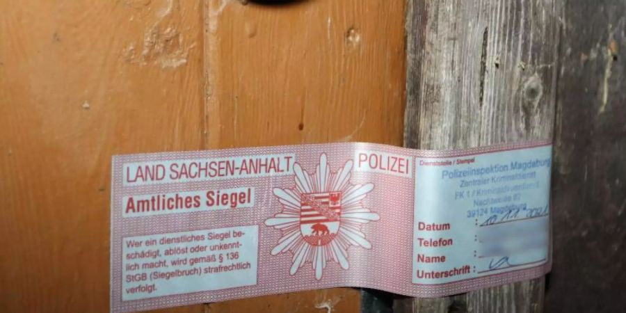 Garagentor mit Polizeisiegel: Knapp eine Woche nach ihrem Verschwinden wurde die 14-Jährige hier tot aufgefunden. Foto: Matthias Bein/dpa