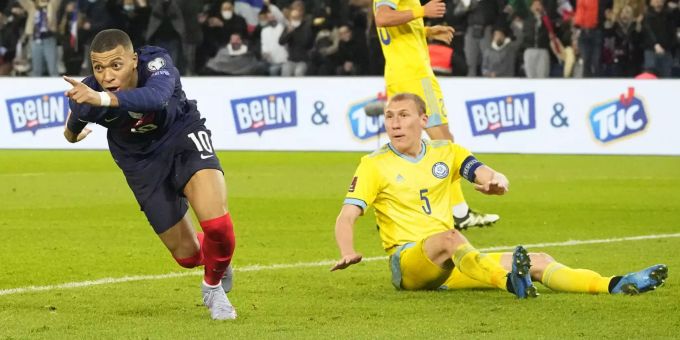 Kylian Mbappé feiert eines seiner Tore für Frankreich gegen Kasachstan in der WM-Qualifikation. Frankreich Kasachstan Kylian Mbappé