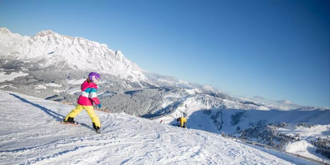 Abwärts im Schneepflug: Kinder können schon früh mit dem Skifahren anfangen. Kinder Skipiste Abfahrt
