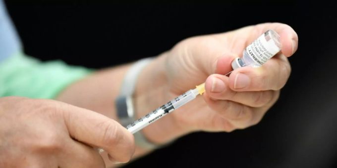 Spitze mit Corona-Impfstoff. coronavirus impfung