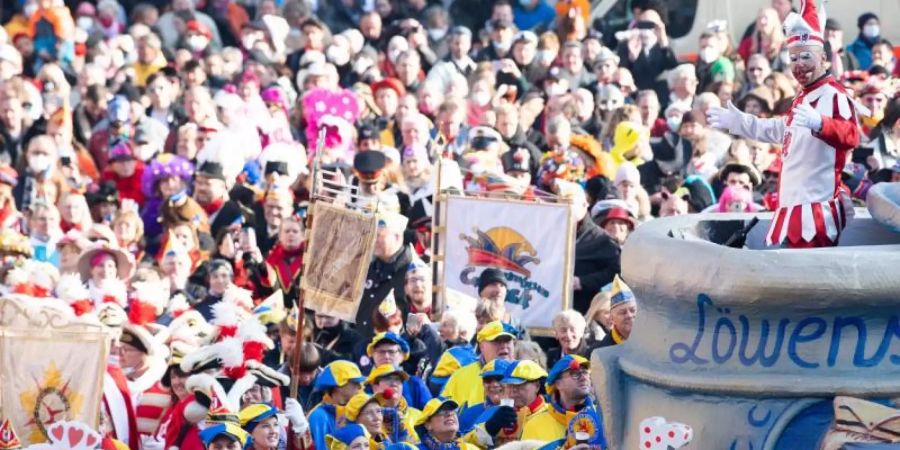 Menschenmassen jubeln dem Düsseldorfer Hoppeditz (r) zu. Foto: Federico Gambarini/dpa