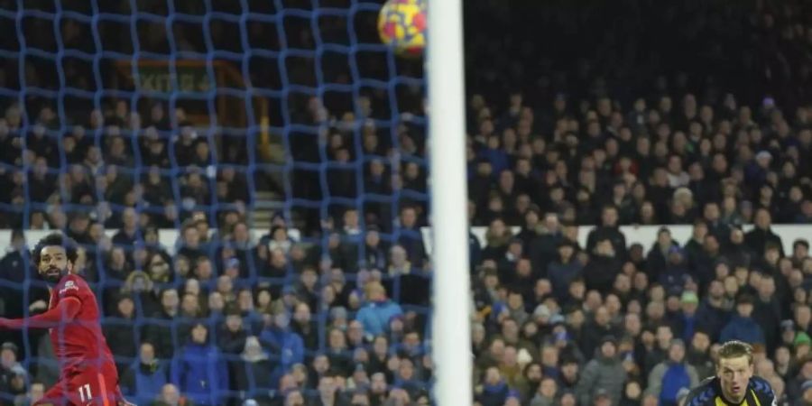 Wie hier beim FC Everton darf in England weiter vor vollen Zuschauerrängen gespielt werden. Foto: Jon Super/AP/dpa