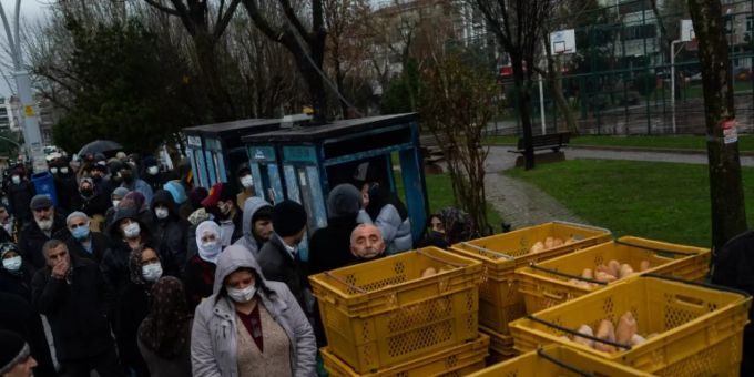 Anstehen für billigeres Brot in Istanbul Anstehen für billigeres Brot in Istanbul