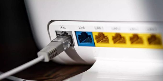 Die Bundesnetzagentur schlägt eine Mindest-Downloadrate von zehn Megabit für jeden Internetanschluss vor. Foto: Fabian Sommer/dpa Die Bundesnetzagentur schlägt eine Mindest-Downloadrate von zehn Megabit für jeden Internetanschluss vor. Foto: Fabian Sommer/dpa