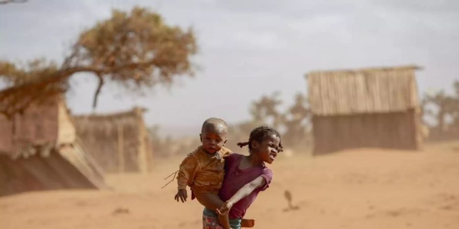 Zwei Kinder im Süden von Madagaskar. Die schlimmste Dürre seit 40 Jahren gefährdet in dem vor Afrikas Ostküste gelegenen Inselstaat Madagaskar das Leben hunderttausender Menschen. Foto: Tsiory Andriantsoarana/WFP/dpa