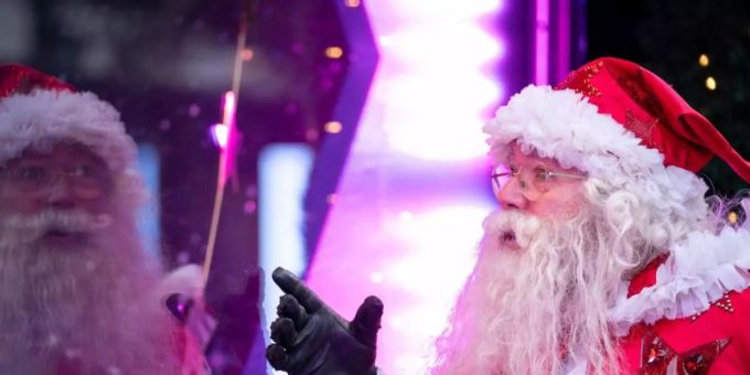 Ein als Weihnachtsmann verkleideter Mann vor dem Kaufhaus Selfridges in der Oxford Street in London. Foto: Aaron Chown/PA Wire/dpa Ein als Weihnachtsmann verkleideter Mann vor dem Kaufhaus Selfridges in der Oxford Street in London. Foto: Aaron Chown/PA Wire/dpa