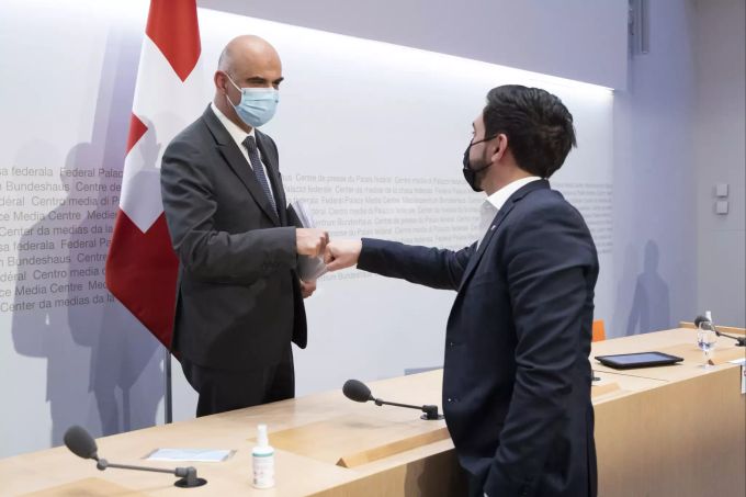 Bundesrat Alain Berset, links, und Cédric Wermuth, Co-Parteipräsident SP Schweiz, am Ende einer Medienkonferenz des Bundesrates zu den eidgenössischen Abstimmungen, am 28. November 2021, in Bern. Alain Berset Cédric Wermuth