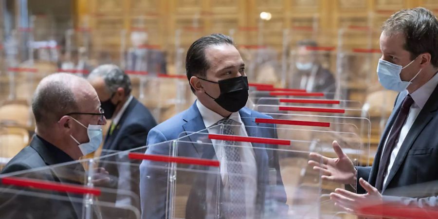 Im Parlament werden auf die zweite Sessionswoche hin wieder Plexiglas-Trennwände in den Ratssälen montiert. (Archivbild)