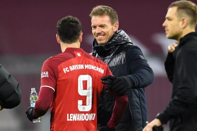 Julian Nagelsmann ist in der Schlussphase gegen Wolfsburg kurz überrascht. Er reagiert aber gedankenschnell und kann danach über die Situation lachen. Julian Nagelsmann