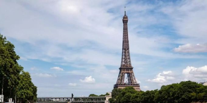 Menschen spazieren an der Seine neben dem Eiffelturm. Die Bundesregierung stuft Frankreich seit Mitternacht als Hochrisikogebiet ein. Foto: Thomas Samson/AFP/dpa Menschen spazieren an der Seine neben dem Eiffelturm. Die Bundesregierung stuft Frankreich seit Mitternacht als Hochrisikogebiet ein. Foto: Thomas Samson/AFP/dpa