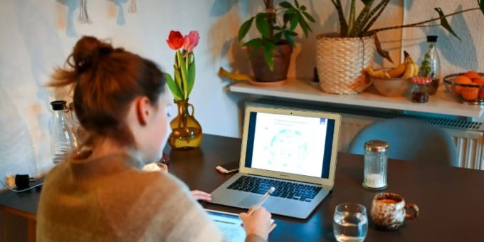 Eine Studentin arbeitet am Laptop Eine Studentin arbeitet am Laptop