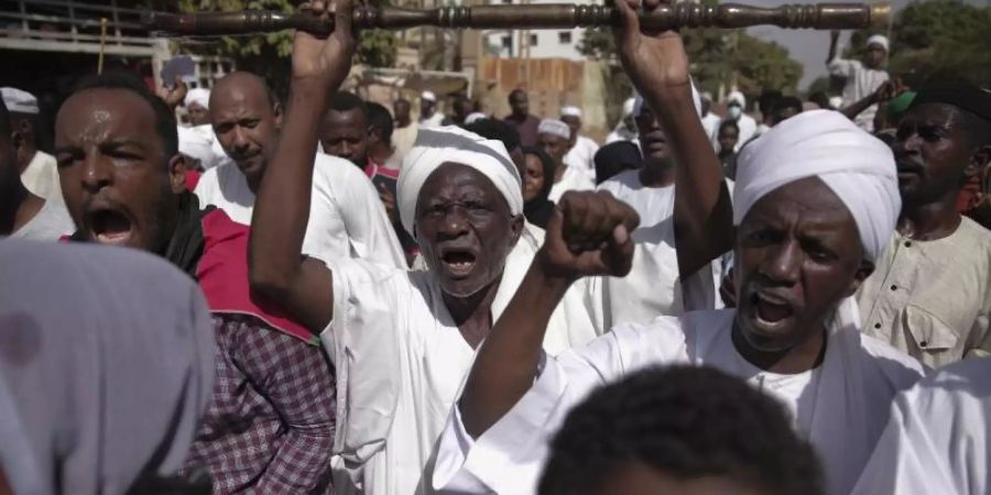 Demonstrierende Menschen in der sudanesischen Hauptstadt Khartum. Foto: Marwan Ali/AP/dpa