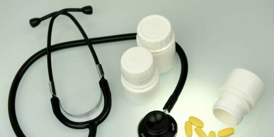 Stethoskop und Tabletten