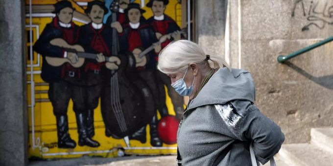 Eine Passantin mit einer Maske zum Schutz vor dem Coronavirus in Zagreb. Coronavirus