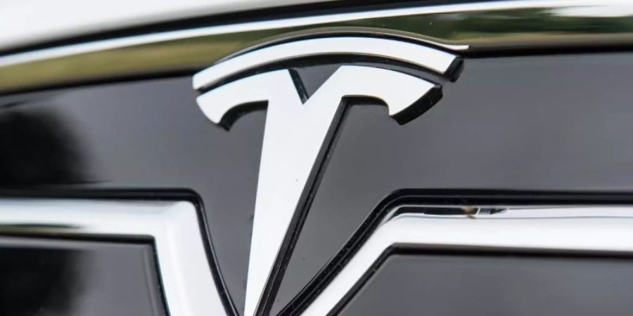 Das Logo von Tesla auf einem Model S. (Archivbild). Foto: Patrick Seeger/dpa