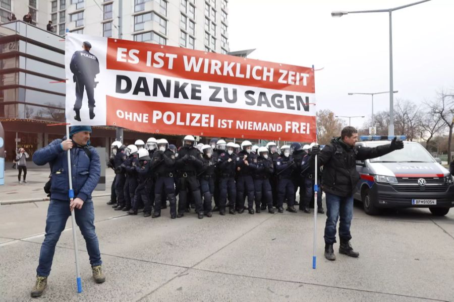 Es gibt auch Menschen in Österreich, die sich für die Polizei einsetzen.