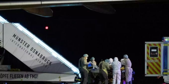 Auf dem Flughafen Münster-Osnabrück steht eine Maschine der Luftwaffe mit sechs Coroa-Patienten aus Süddeutschland, die von mehreren Krankenwagen in die umliegenden Krankenhäuser verlegt werden. Foto: Guido Kirchner/dpa Auf dem Flughafen Münster-Osnabrück steht eine Maschine der Luftwaffe mit sechs Coroa-Patienten aus Süddeutschland, die von mehreren Krankenwagen in die umliegenden Krankenhäuser verlegt werden. Foto: Guido Kirchner/dpa