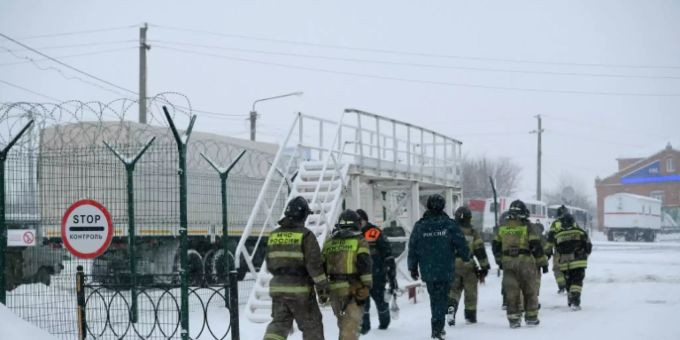 Rettungskräfte in der Nähe der Mine Rettungskräfte in der Nähe der Mine