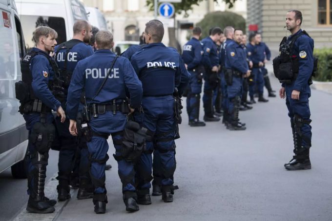 Bei der Polizei dagegen sind fast ausschliesslich Schweizer tätig.. (Archivbild) Polizei