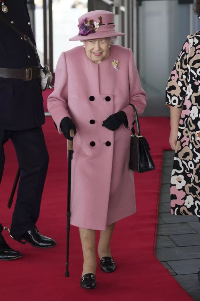 Die Queen benützt einen Gehstock. Queen