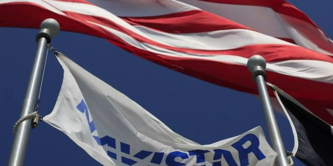 Eine Navistar-Flagge weht vor dem Firmensitz des Lkw-Herstellers in Illinois. Foto: Tannen Maury/EPA/dpa Eine Navistar-Flagge weht vor dem Firmensitz des Lkw-Herstellers in Illinois. Foto: Tannen Maury/EPA/dpa