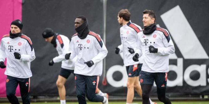 Nur mit einem dezimierten Kader kann sich der FC Bayern auf der Spiel bei Dynamo Kiew vorbereiten. Foto: Matthias Balk/dpa Nur mit einem dezimierten Kader kann sich der FC Bayern auf der Spiel bei Dynamo Kiew vorbereiten. Foto: Matthias Balk/dpa