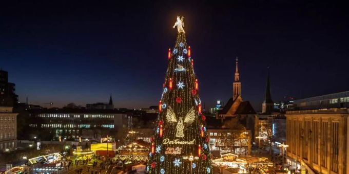 Rund 45 Meter ist der XL-Weihnachtsbaum hoch, der den Dortmunder Weihnachtsmarkt prägt. Foto: Bernd Thissen/dpa Rund 45 Meter ist der XL-Weihnachtsbaum hoch, der den Dortmunder Weihnachtsmarkt prägt. Foto: Bernd Thissen/dpa