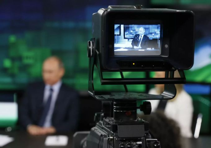 Der russische Präsident Wladimir Putin im russischen Fernsehen. Die Organisation «Reporter ohne Grenzen» stuft das Land auf Platz 150 von 180 in der Medienfreiheit ein. Russland Medienfreiheit Putin