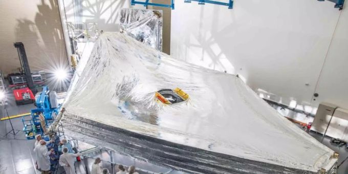 Der Sonnenschutzschild hat etwa die Grösse eines Tennisplatzes. Foto: Chris Gunn/NASA/dpa Der Sonnenschutzschild hat etwa die Grösse eines Tennisplatzes. Foto: Chris Gunn/NASA/dpa