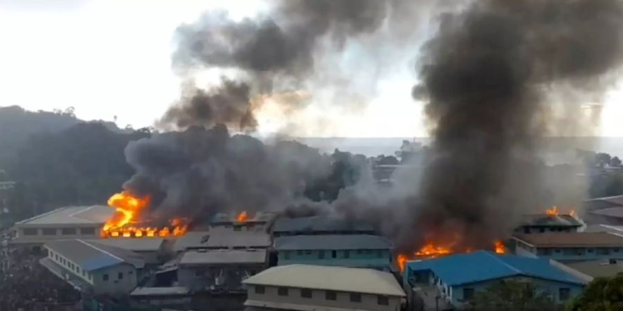 Brennende Häuser in Honiara