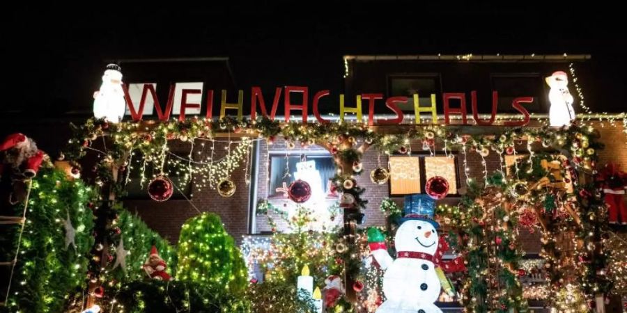 Viele Lichter und viel Dekoration zieren den Eingang des Wohnhauses in Oberhausen. Foto: Fabian Strauch/dpa